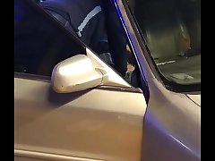 Mujer fea le agarra la polla a un hombre gordo en un carro en p&uacute;blico