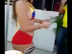 Esposa do corno dançando pros amigos dele