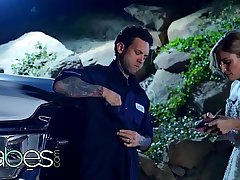 Sexy (Nikki Peach) fucked outdoors by stranger man fixing her car - BABES