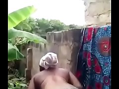 femme africaine se lave devant sa cam