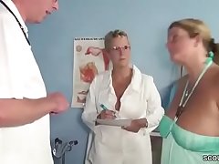 Wenn der Frauenarzt die Mutti fickt bei der Kontrolle