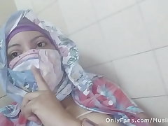 Real Arab Ø¹Ø±Ø¨ ÙˆÙ‚Ø­Ø© ÙƒØ³ Mom Sins In Hijab By Squirting Her Muslim Pussy On Webcam ARABE RELIGIOUS SEX
