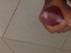 Batendo punheta e gozando