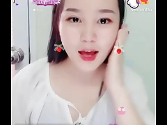 Em g&aacute;i dễ thương h&aacute;t tr&ecirc;n Uplive