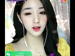 Em g&aacute;i xinh xắn livestream Uplive