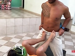 Morena usa os pés para dar uma punheta e fica toda gozada