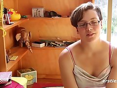 Amateur Immie Rubbing that Natural Hairy Pussy