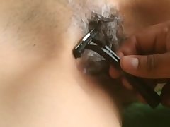 La depilo para follarla y ella se deja
