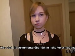 DEBT4k. Teen Schuldner zahlt f&uuml;r Schulden mit zartem Mund und Vagina