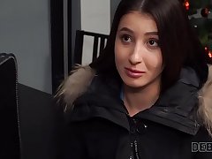 DEBT4k. Chick fait une pipe et &eacute;carte les jambes pour une voiture de luxe incroyable