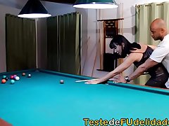Professor de sinuca fodeu a buceta da aluna